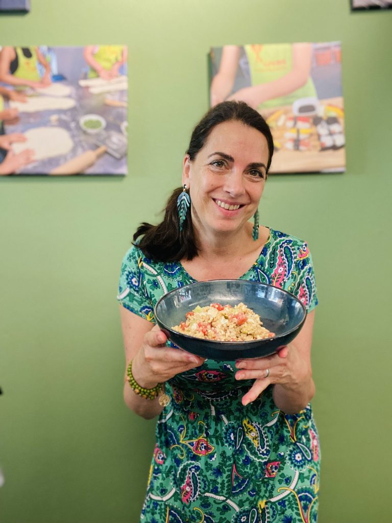 Alferis Balancebistro Besitzerin präsentiert gesunde Bowl