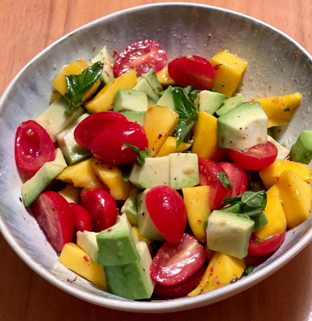 Alferis Balancebistro Salat mit Cherrytomaten, Avocado und Mango