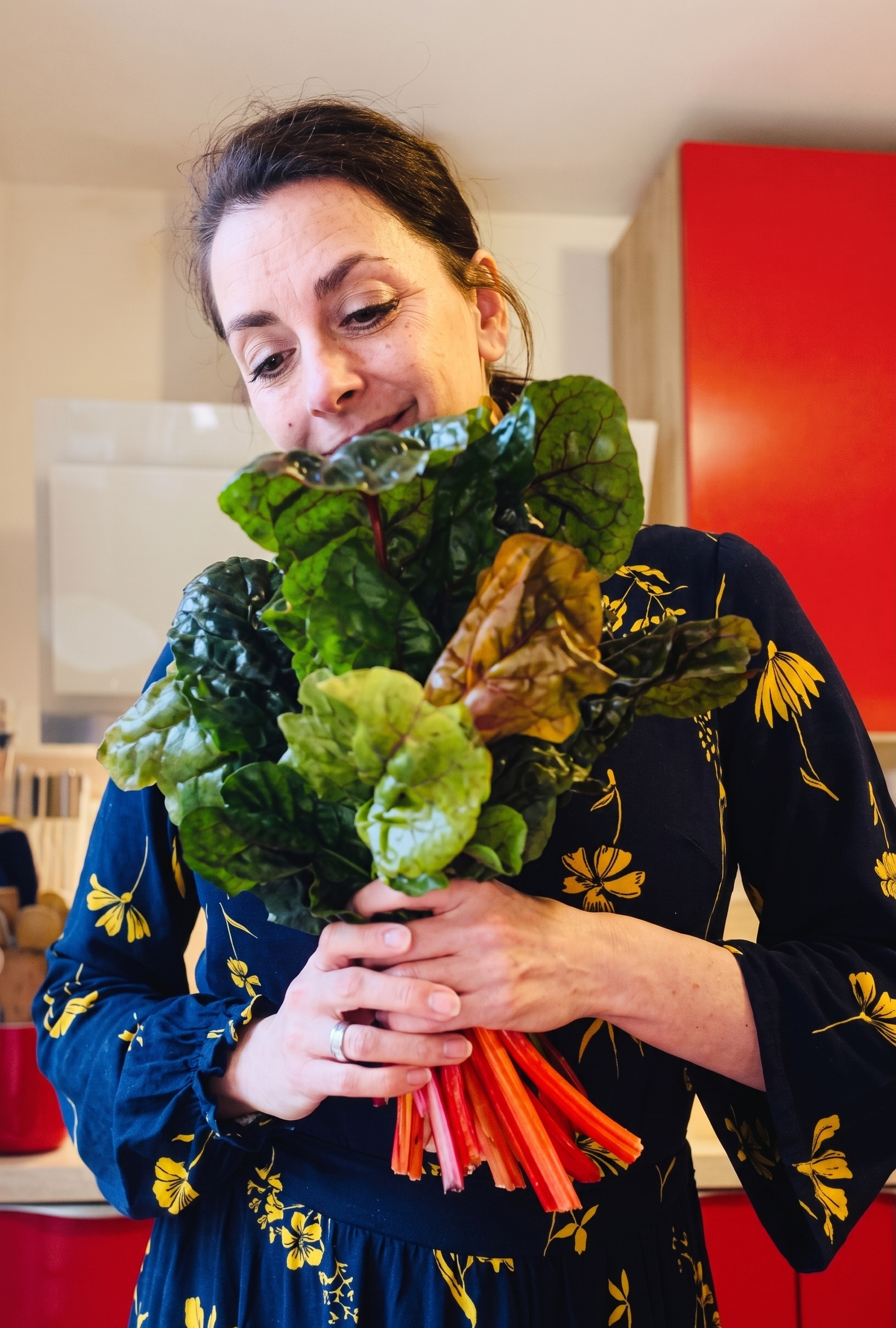 Alferis Balancebistro Besitzerin mit einem Strauß Rabarbar in der Hand