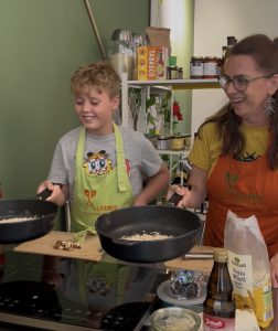 Alferis Balancebistro Eine Frau und ein Kind kochen in der Küche