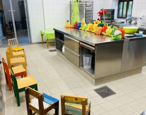 Alferis Balancebistro Küche voller Obst und Gemüse Stopftieren