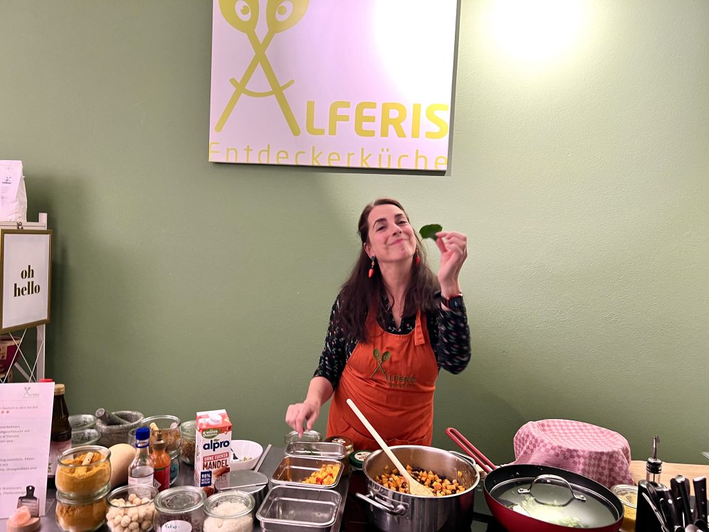 Alferis Balancebistro Besitzerin bereitet ein Gericht zu