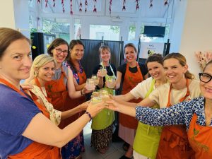 Alferis Balancebistro Kochguppe beim anstoßen