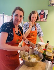 Alferis Balancebistro Besitzerin demonstriert Ihr Kochen