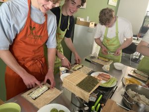 Alferis Balancebistro Jugendliche machen Sushi