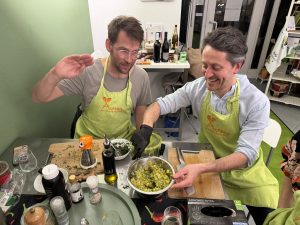 Alferis Balancebistro zwei Männer bereiten ein Gericht zu