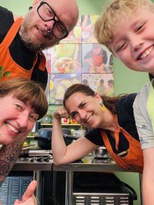 Alferis Balancebistro Besitzerin mit Freunden beim kochen