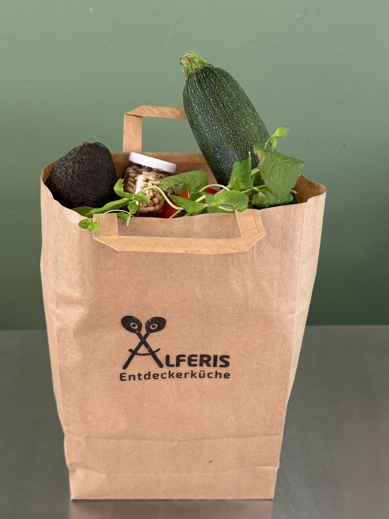Alferis Balancebistro Tüte voller Nahrung zum abholen und selber kochen